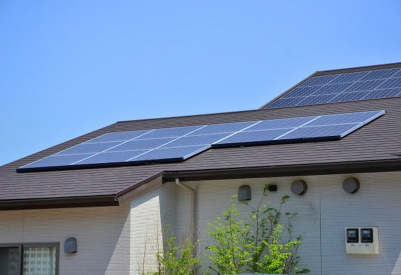 太陽光パネルが設置された屋根